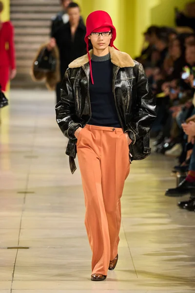 Look 16